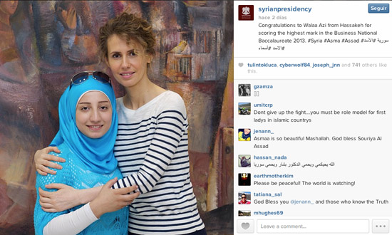 Asma Al Assad reparte los premios a los bachilleres que han sacado mejor nota, según el Instagram